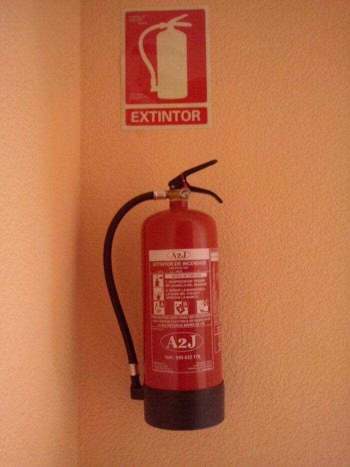 Extintor de polvo ABC A2J Altura de la instalacion de los extintores como por ejemplo como colocar un extintor de polvo ABC sobre una pared con la señal foto luminiscente