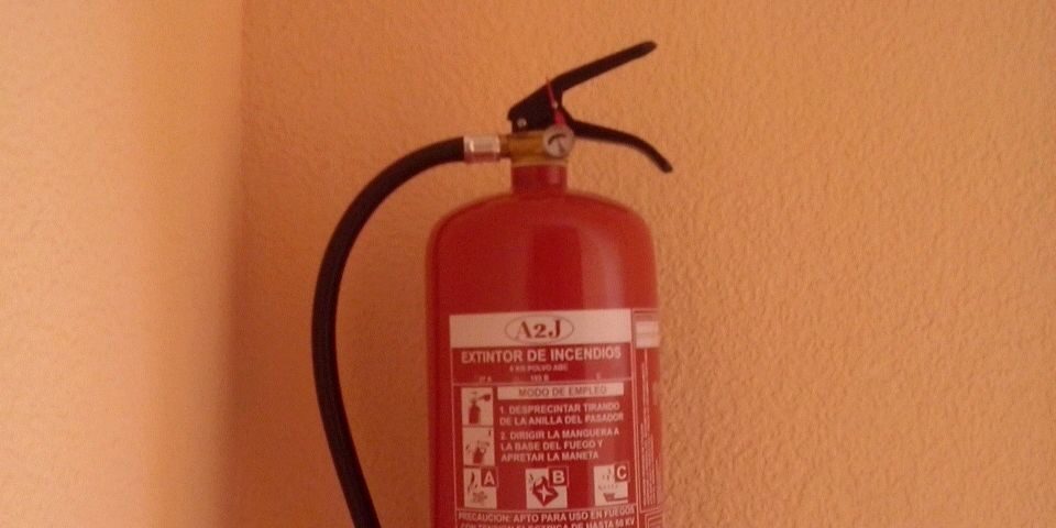 Altura de la instalacion de los extintores como por ejemplo como colocar un extintor de polvo ABC sobre una pared con la señal foto luminiscente