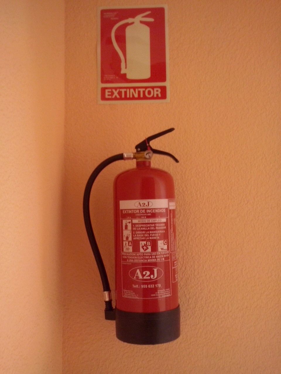Extintor de polvo ABC A2J Altura de la instalacion de los extintores como por ejemplo como colocar un extintor de polvo ABC sobre una pared con la señal foto luminiscente