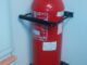 Extintor de gas colocado sobre una pared