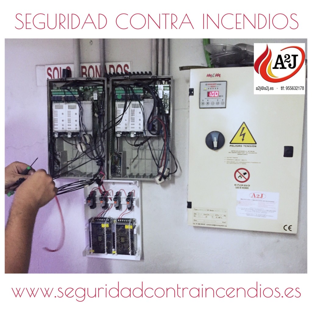 Técnico de A2J realizando la instalación y conexión de un sistema eléctrico de seguridad contra incendios en Alcalá de Henares, garantizando la protección y mantenimiento conforme a normativa.