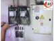 Técnico de A2J realizando la instalación y conexión de un sistema eléctrico de seguridad contra incendios en Alcalá de Henares, garantizando la protección y mantenimiento conforme a normativa.