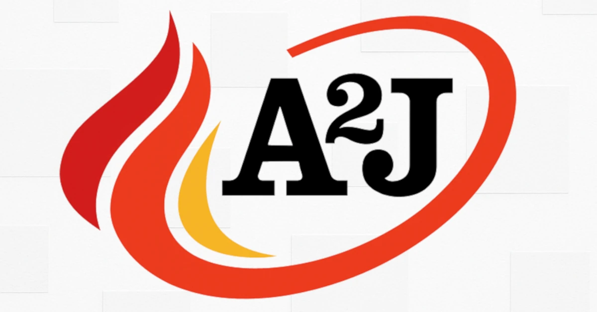 Logotipo de Extintores A2J con las letras A2J en negro y una llama roja y amarilla rodeada por un trazo curvo rojo, representando servicios de protección contra incendios.