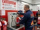 Técnico de A2J realizando la prueba de retimbrado obligatoria de extintores en Alcalá de Henares.